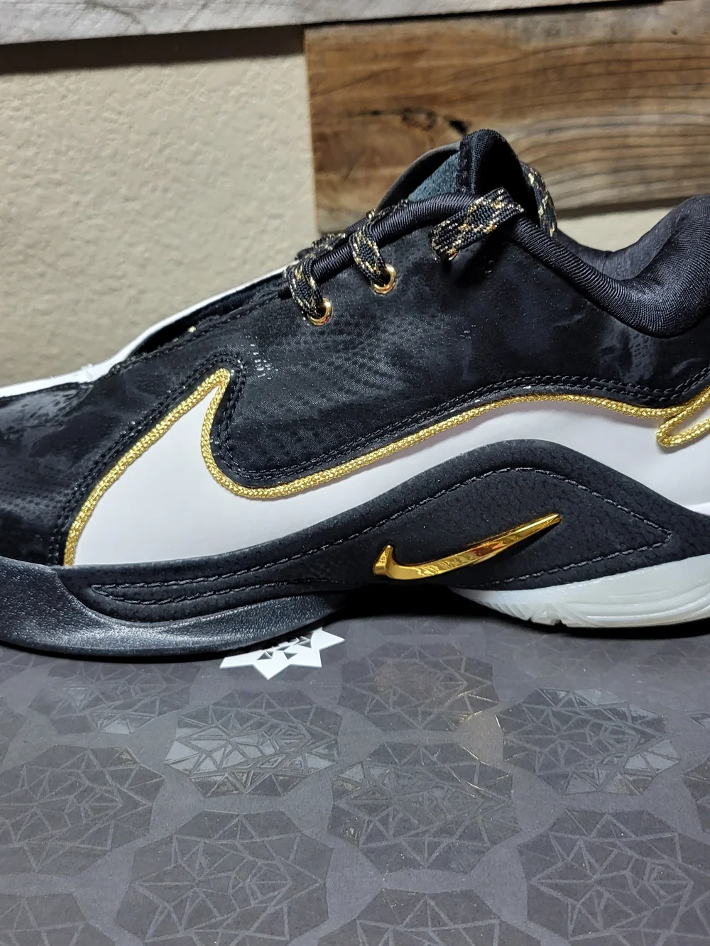 *NEW* Nike LeBron XXII White/Black-Metallic Gold Size Men's 8 Women's 9.5